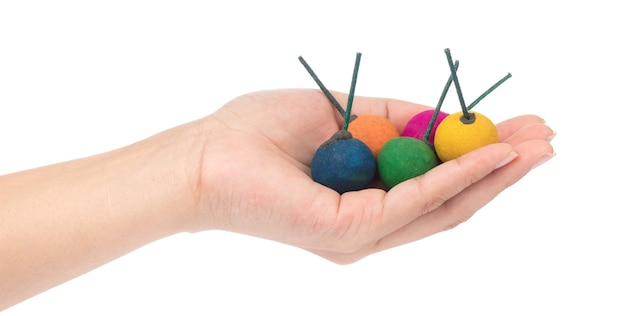 Ruky pracujúce s ihlou a farebnými niťami